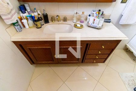 Casa à venda com 900m², 4 quartos e 5 vagasBanheiro da suíte 1