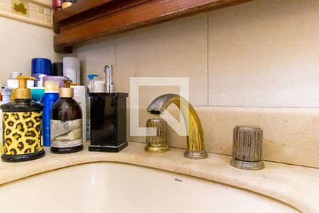 Casa à venda com 900m², 4 quartos e 5 vagasBanheiro da suíte 1