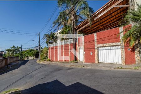 Casa à venda com 100m², 3 quartos e 3 vagasFachada