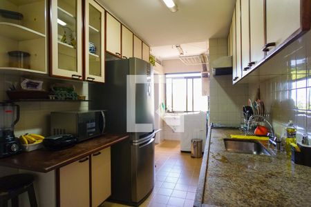 Apartamento para alugar com 160m², 4 quartos e 2 vagas Apartamento para alugar com 160m², 4 quartos e 2 vagasCozinha e Área de Serviço