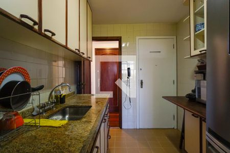 Apartamento para alugar com 160m², 4 quartos e 2 vagas Apartamento para alugar com 160m², 4 quartos e 2 vagasCozinha e Área de Serviço