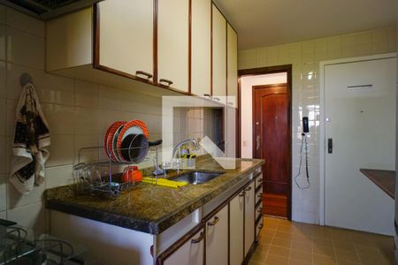 Apartamento para alugar com 160m², 4 quartos e 2 vagas Apartamento para alugar com 160m², 4 quartos e 2 vagasCozinha e Área de Serviço