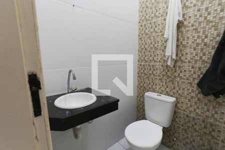 Banheiro de casa para alugar com 1 quarto, 45m² em Parque Paineiras, São Paulo