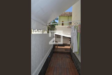 Casa à venda com 490m², 4 quartos e 3 vagasCorredor Lateral da Casa