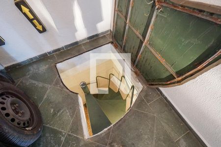Casa de condomínio à venda com 150m², 3 quartos e 3 vagas Casa de condomínio à venda com 150m², 3 quartos e 3 vagasEscada do porão
