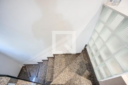 Escada da sala de casa de condomínio para alugar com 3 quartos, 150m² em Vila Invernada, São Paulo