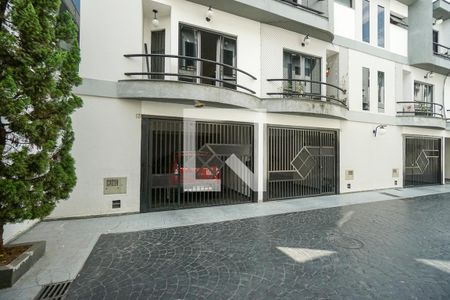 Casa de condomínio à venda com 150m², 3 quartos e 3 vagas Casa de condomínio à venda com 150m², 3 quartos e 3 vagasFachada