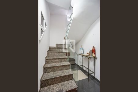 Casa de condomínio à venda com 150m², 3 quartos e 3 vagas Casa de condomínio à venda com 150m², 3 quartos e 3 vagasEscada de entrada