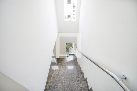 Casa de condomínio à venda com 150m², 3 quartos e 3 vagas Casa de condomínio à venda com 150m², 3 quartos e 3 vagasEscada