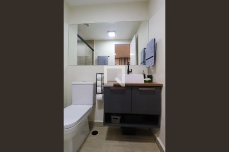Banheiro de apartamento para alugar com 1 quarto, 25m² em Pinheiros, São Paulo