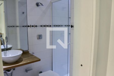 Lavabo de apartamento para alugar com 3 quartos, 160m² em Parque Enseada, Guarujá