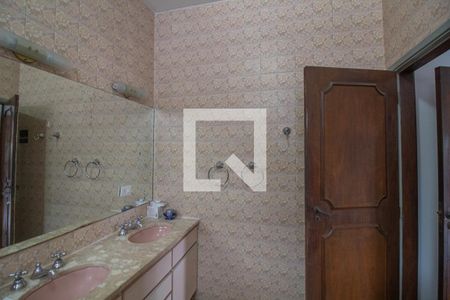 Casa à venda com 440m², 5 quartos e 8 vagasBanheiro da Suíte 1