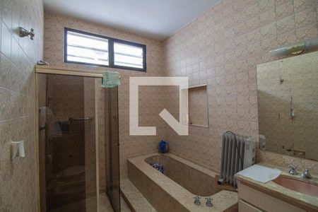 Casa à venda com 440m², 5 quartos e 8 vagasBanheiro da Suíte 1