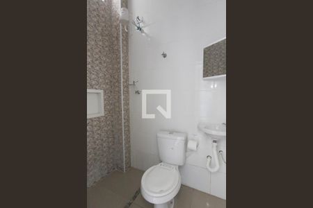 Banheiro de casa para alugar com 2 quartos, 40m² em Parque Paineiras, São Paulo