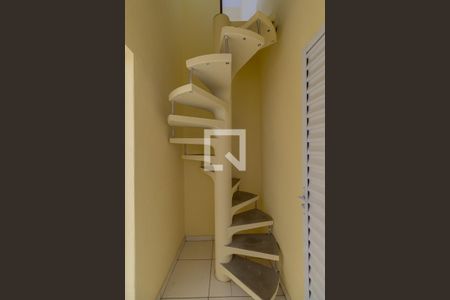 Casa 1 - Escada de casa para alugar com 4 quartos, 130m² em Jardim Aricanduva, São Paulo