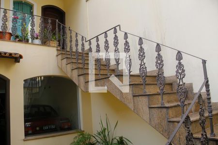 Casa à venda com 496m², 6 quartos e 5 vagas Casa à venda com 496m², 6 quartos e 5 vagasFachada