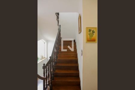 Casa à venda com 496m², 6 quartos e 5 vagas Casa à venda com 496m², 6 quartos e 5 vagasEscada