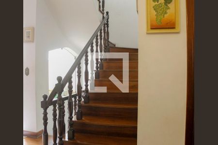 Casa à venda com 496m², 6 quartos e 5 vagas Casa à venda com 496m², 6 quartos e 5 vagasEscada
