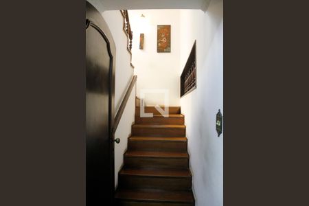Casa à venda com 496m², 6 quartos e 5 vagas Casa à venda com 496m², 6 quartos e 5 vagasEscada