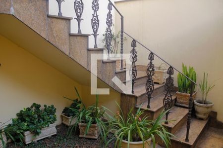 Casa à venda com 496m², 6 quartos e 5 vagas Casa à venda com 496m², 6 quartos e 5 vagasEscada