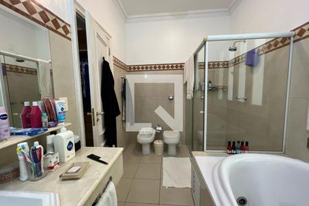 Casa à venda com 500m², 4 quartos e 4 vagasBanheiro 1 da Suíte 4