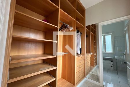 Casa à venda com 500m², 4 quartos e 4 vagasSuíte 2 - Armários