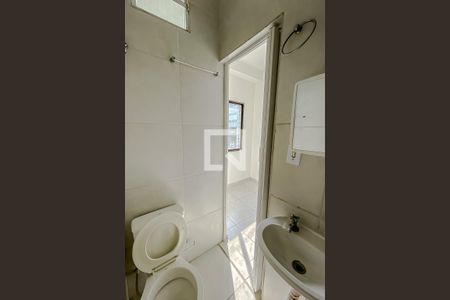 Banheiro de kitnet/studio para alugar com 1 quarto, 15m² em Canindé, São Paulo