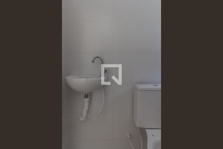 Banheiro de casa de condomínio para alugar com 1 quarto, 37m² em Vila Antonieta, São Paulo