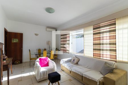 Sala de casa à venda com 4 quartos, 220m² em Parque São Quirino, Campinas