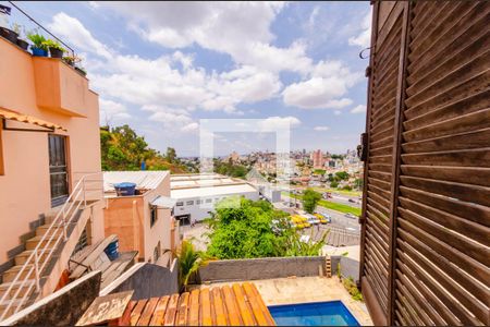 Vista de casa à venda com 5 quartos, 300m² em Jardim Montanhês, Belo Horizonte