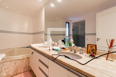 Apartamento à venda com 210m², 3 quartos e 3 vagas Apartamento à venda com 210m², 3 quartos e 3 vagasBanheiro Suite 2