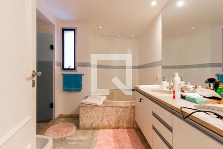 Apartamento à venda com 210m², 3 quartos e 3 vagas Apartamento à venda com 210m², 3 quartos e 3 vagasBanheiro Suite 2