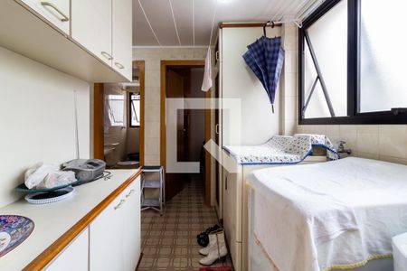 Apartamento à venda com 210m², 3 quartos e 3 vagas Apartamento à venda com 210m², 3 quartos e 3 vagasÁrea de Serviço