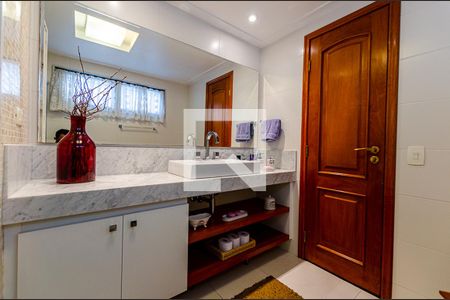 Apartamento à venda com 215m², 3 quartos e 3 vagasBanheiro da Suíte 1