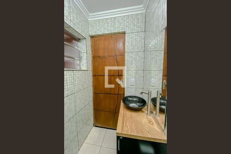 Casa à venda com 128m², 3 quartos e 2 vagasBanheiro 