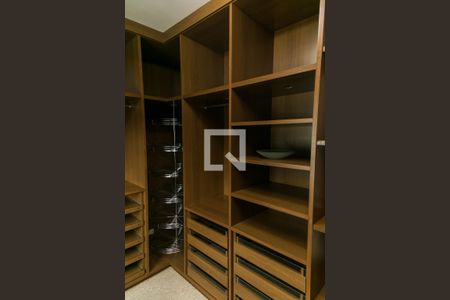 Casa para alugar com 600m², 4 quartos e 4 vagas Casa para alugar com 600m², 4 quartos e 4 vagasCloset da suíte 1