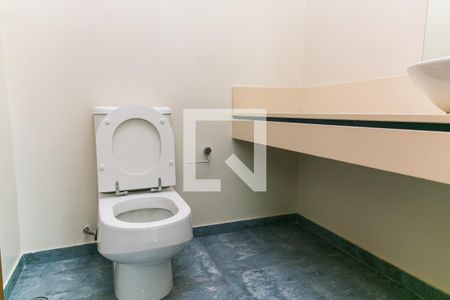 Casa para alugar com 600m², 4 quartos e 4 vagas Casa para alugar com 600m², 4 quartos e 4 vagasBanheiro do Salão