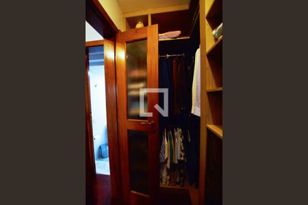 Casa de condomínio à venda com 363m², 3 quartos e 4 vagasCloset