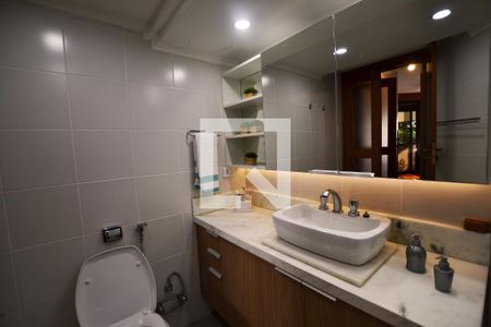 Casa de condomínio à venda com 363m², 3 quartos e 4 vagasBanheiro da Suíte