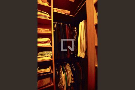 Casa de condomínio à venda com 363m², 3 quartos e 4 vagasCloset