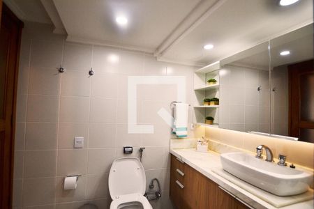 Casa de condomínio à venda com 363m², 3 quartos e 4 vagasBanheiro da Suíte