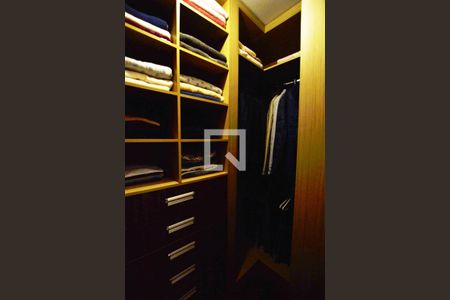 Casa de condomínio à venda com 363m², 3 quartos e 4 vagasCloset