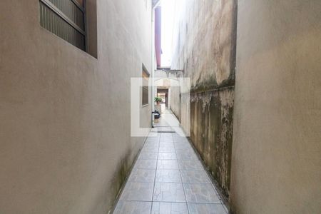 Casa à venda com 252m², 4 quartos e 2 vagas Casa à venda com 252m², 4 quartos e 2 vagasCorredor externo