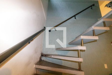 Casa à venda com 252m², 4 quartos e 2 vagas Casa à venda com 252m², 4 quartos e 2 vagasEscada