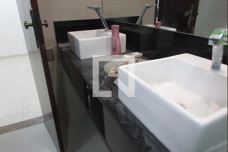 Casa para alugar com 160m², 2 quartos e 4 vagasDetalhe - Banheiro da Suíte