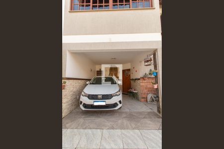 Casa de condomínio à venda com 178m², 3 quartos e 1 vaga Casa de condomínio à venda com 178m², 3 quartos e 1 vagaFachada