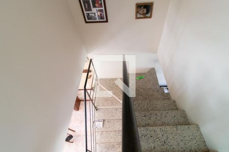 Casa de condomínio à venda com 178m², 3 quartos e 1 vaga Casa de condomínio à venda com 178m², 3 quartos e 1 vagaEscada