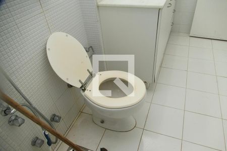 Apartamento para alugar com 64m², 2 quartos e 1 vaga Apartamento para alugar com 64m², 2 quartos e 1 vagaBanheiro social