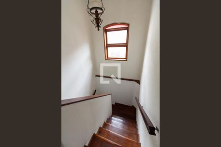 Casa à venda com 200m², 2 quartos e 2 vagasEscada