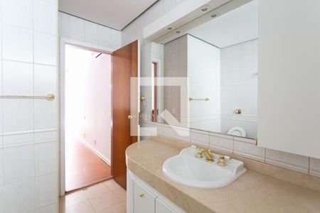 Casa para alugar com 350m², 5 quartos e 4 vagasBanheiro da Suíte